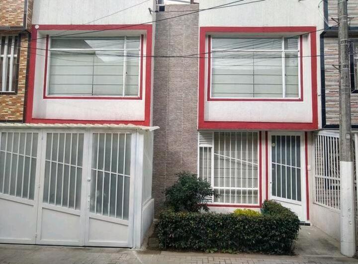 Alojamiento "Como En Casa" Cerca Al Aeropuerto!! Bogotá Dış mekan fotoğraf